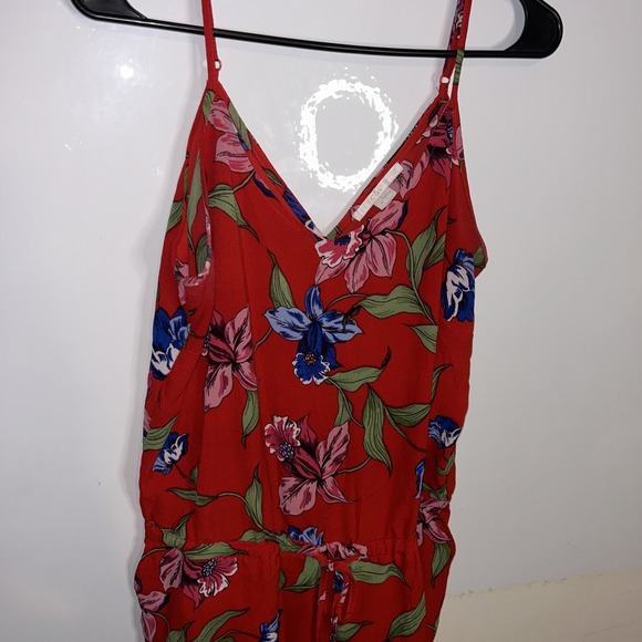 C&E Red‎ Floral Romper Size Medium - Picture 3 of 5